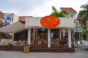 تناول الطعام بالخارج