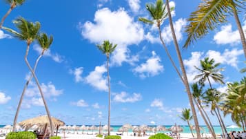 En la playa y camastros