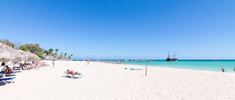 En la playa y camastros
