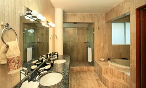 Shower, hair dryer, towels, soap - 8Bdr top Rated House in Manuel Antonio, 10minute walk to the beach! (Manuel Antionio)