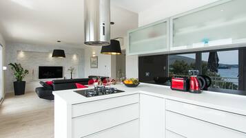 Coffee/tea maker, fridge, microwave, oven