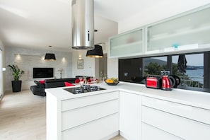 Réfrigérateur, micro-ondes, four, plaque de cuisson