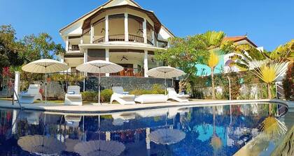 Luxury villa with pool and spectacular ocean view