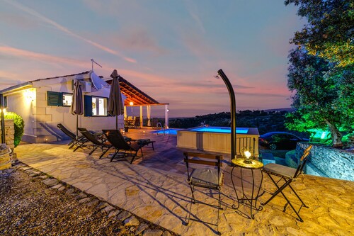 Nice little house with 2 pools (heated) and sea view