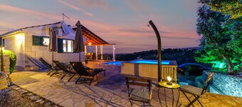 Nice little house with 2 pools (heated) and sea view