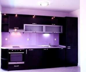 Fridge, microwave, oven, stovetop - Luxury 1-Bedroom Duplex Apartment "PARIS" in Panoramic Roof Complex (Balchik)