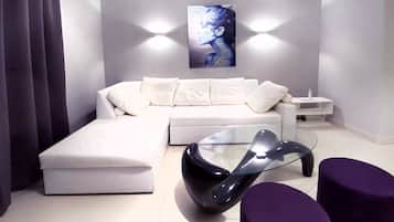 Een smart-tv, een tafeltennistafel en een stereo