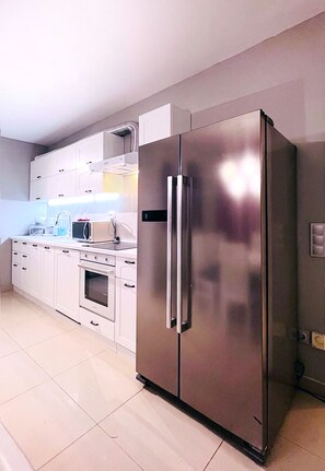 Kjøleskap, mikrobølgeovn, ovn og kokeplater