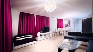 Smart-tv, een tafeltennistafel en een stereo