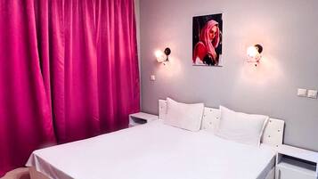 6 bedrooms, desk, soundproofing, iron/ironing board