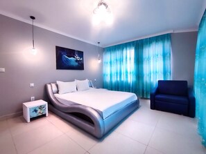 6 bedrooms, desk, soundproofing, iron/ironing board