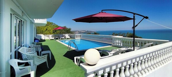 Piscine extérieure, chaises longues