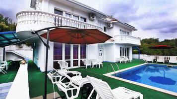 AuĂenpool, LiegestĂŒhle