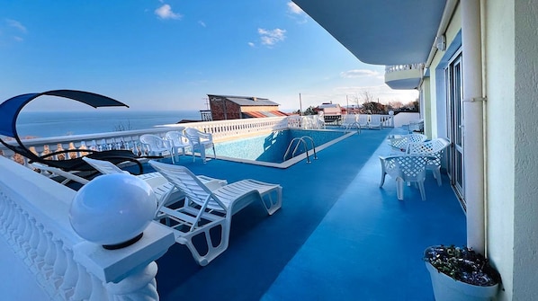 Piscine extérieure, chaises longues