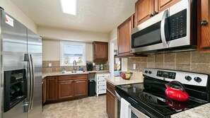 冷蔵庫、電子レンジ、オーブン、コンロ