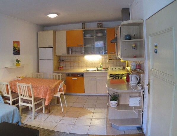 Fridge, oven, stovetop, dishwasher