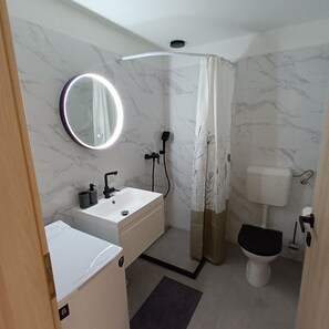 Dusche, Haartrockner, Handtücher, Seife