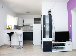 Køleskab, mikrobølgeovn, ovn, kogeplade