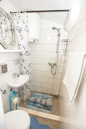 Apartment (A1) | Bathroom | Shower, free toiletries, hair dryer, towels - Apartment Barracuda (Split)