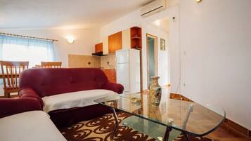 TV, fireplace, stereo