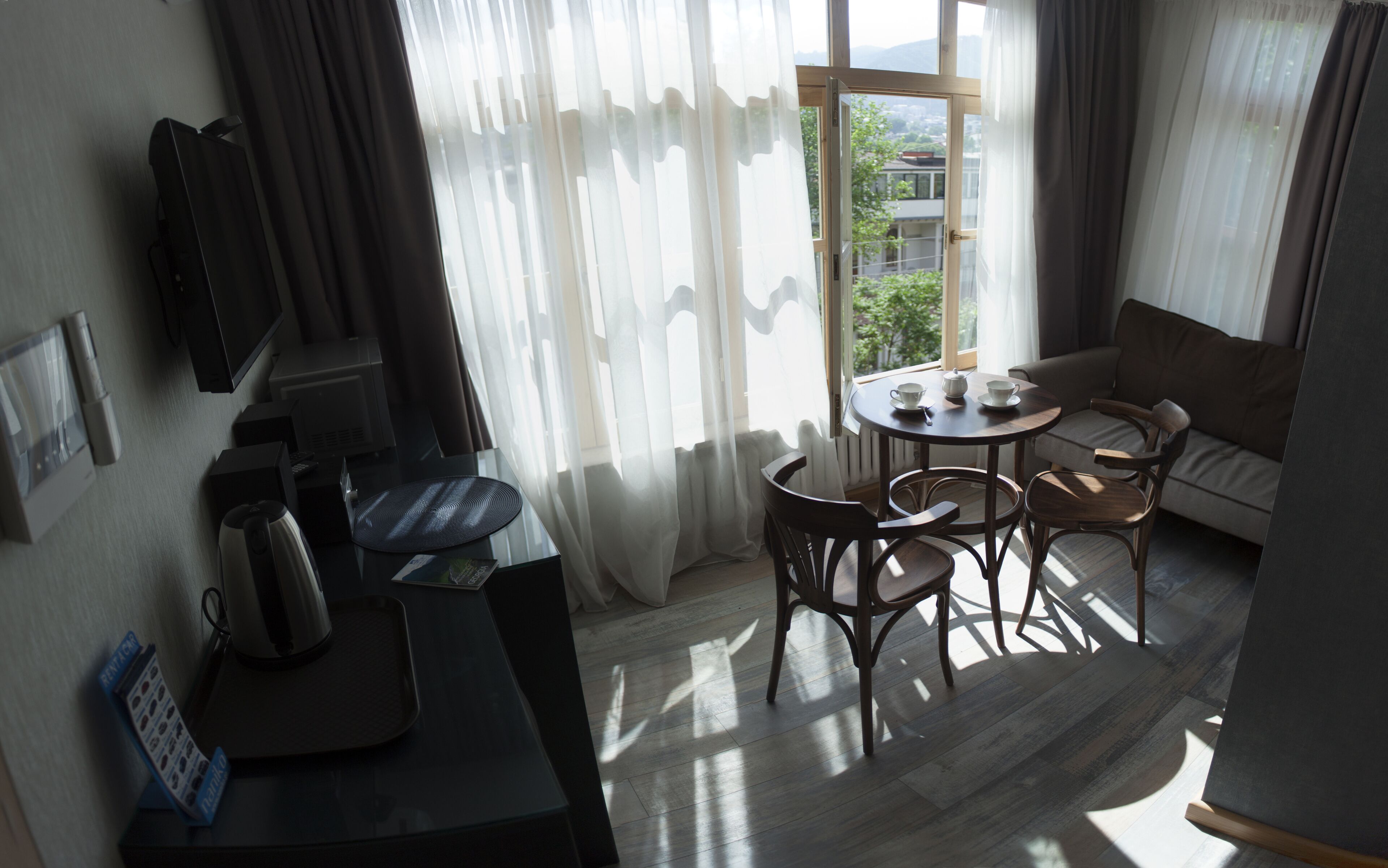 TV, fireplace, stereo