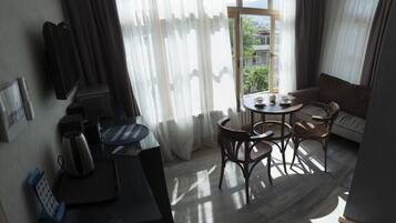 TV, fireplace, stereo