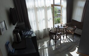 Télévision, cheminée, chaîne hi-fi