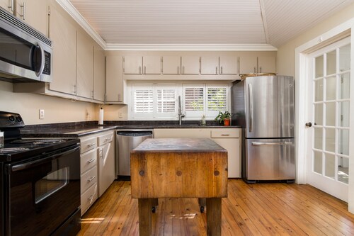  Charming One-Story 3BR 3BA Home Just Off The Oxford Square! Deck and Porch!