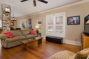 智能電視、DVD 播放機、書籍、電腦螢幕