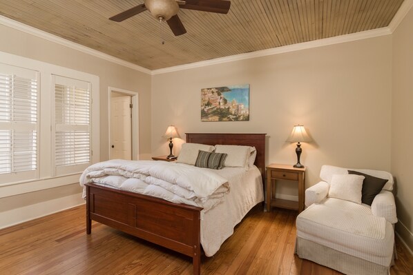 3 bedrooms, desk, iron/ironing board, free WiFi