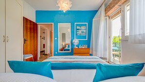 Une chambre à coucher avec un grand lit, une armoire en bois, une commode et un miroir.