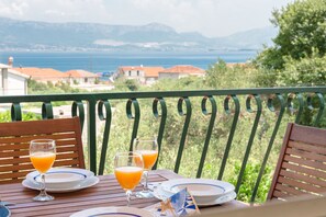 Outdoor dining - Bright expanses 2DBpanoramic sea view, garden with a grill (Slatine)
