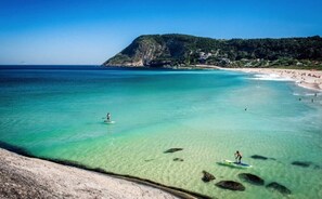 On the beach - INCREDIBLE  BEACH FRONT WITH PRIVATE BEACH ACCESS INFINITY POOL BEST AROUND RIO  (Niteroi, Camboinhas)