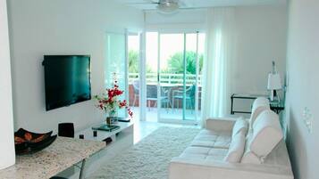 Smart TV, videogames, DVD player, mesa de pingue-pongue