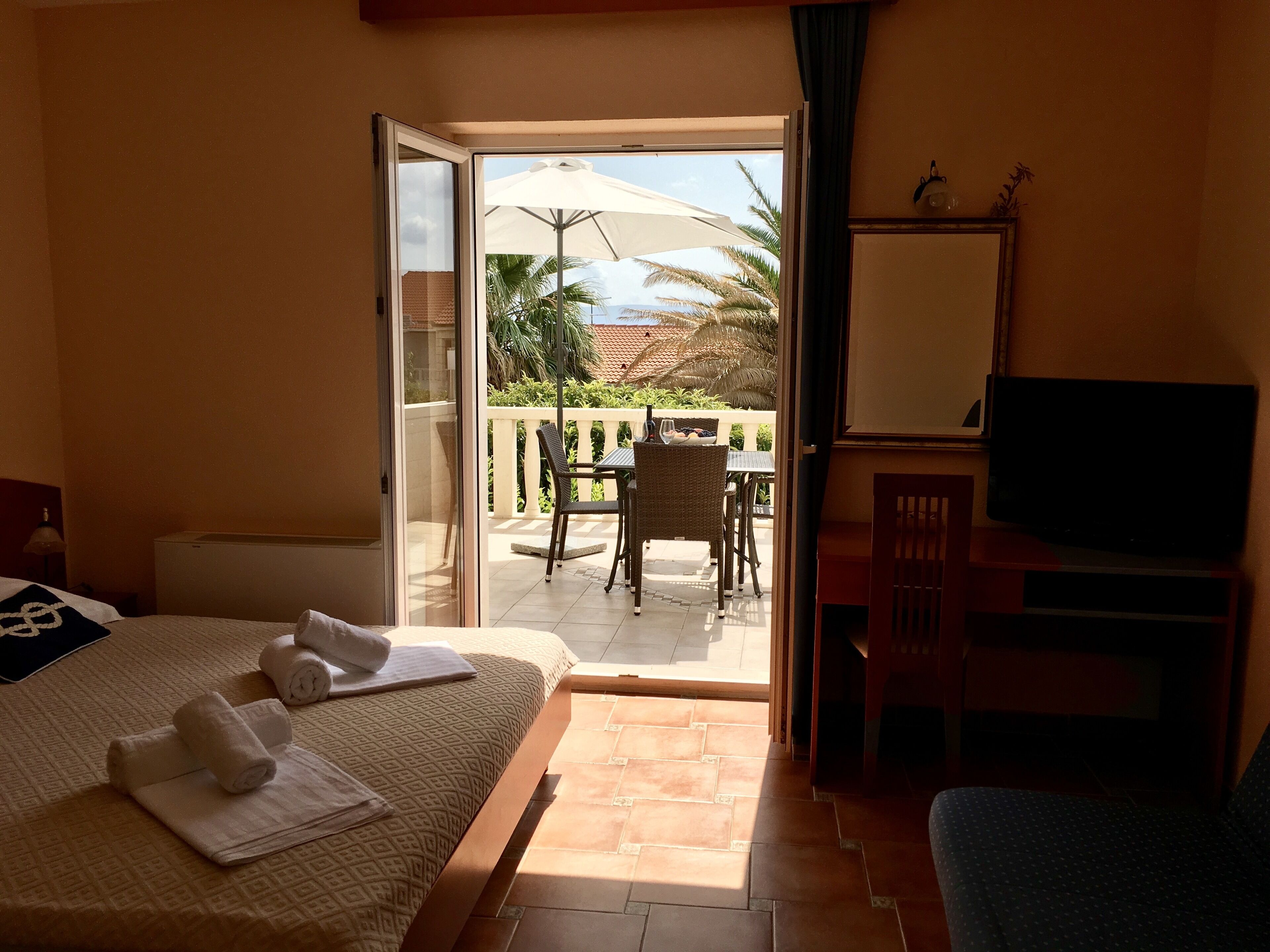 1 bedroom, internet, bed sheets