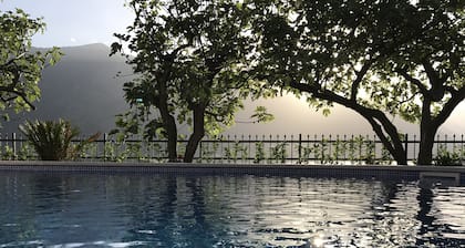 Casa de vacaciones frente a la playa Villa Radanovic con piscina y vistas al mar de la bahía de Kotor