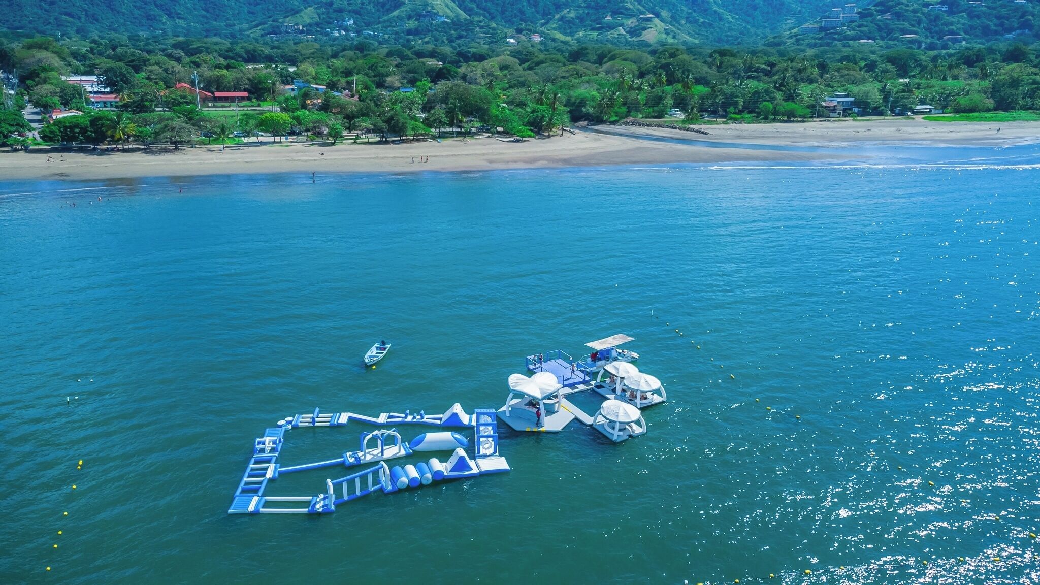 Nær stranden og strandhåndklær