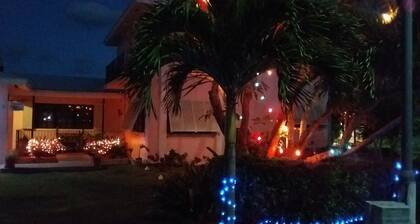 Tilava ja viehättävä. Turvallinen, hiljainen, kätevä sijainti.