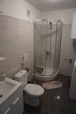 Haartrockner, Handtücher, Seife, Shampoo