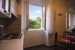 Kjøleskap, mikrobølgeovn, ovn og kokeplater