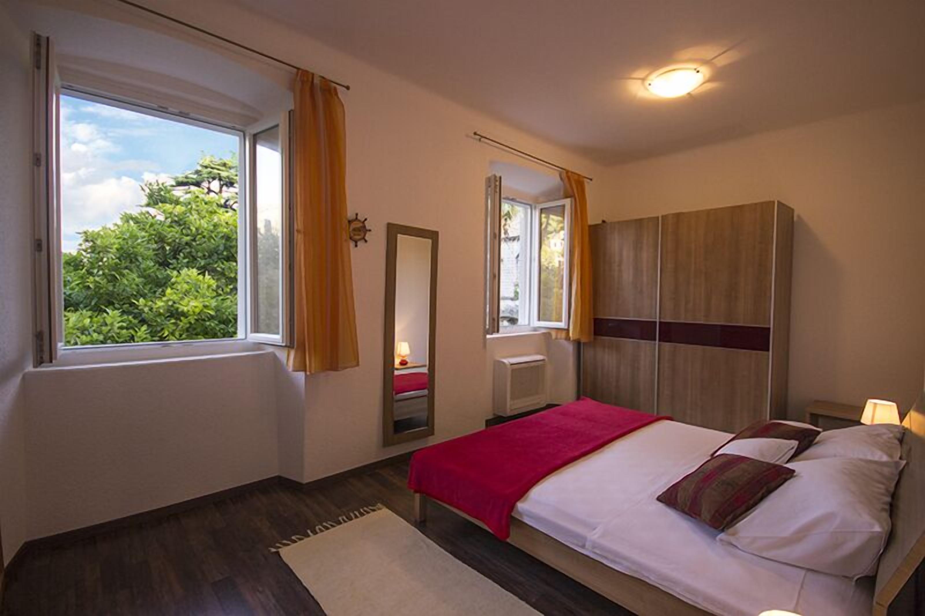 3 chambres, fer et planche à repasser, Wi-Fi, draps fournis