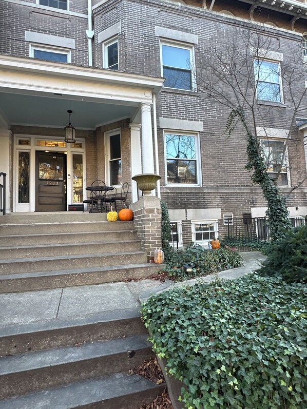 Exterior - Amazing apartment with outside space, ideally situated, w/ easy access to all DC (Washington)