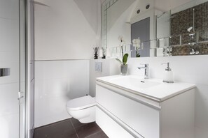Shower, hair dryer, towels, soap - Charles Bridge flat I Soundproof  I Beautifully furnished I LIFT (Praha)