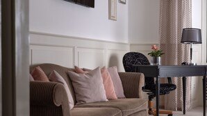 Een moderne woonkamer met een bank, een bureau en een stoel.