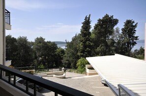 المنطقة المحيطة بالمنشأة