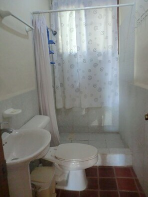 Suite, 3 chambres | Salle de bain | Douche, articles de toilette gratuits, serviettes fournies