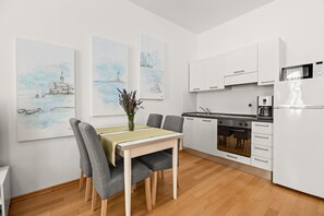 Réfrigérateur, four à micro-ondes, un four, surface de cuisson