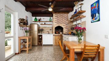 Fridge, stovetop, dishwasher, coffee/tea maker
