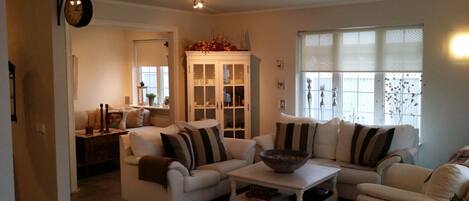 Fernseher, Kamin, DVD-Player, Stereoanlage