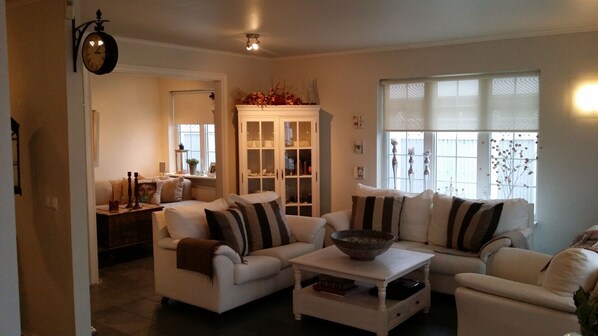 TV, fireplace, DVD player, stereo - Ocean front villa - Less than 20 secs from the shore! (Vogar)